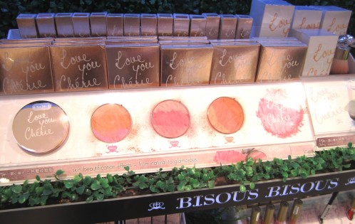 Bisous Cheek Display