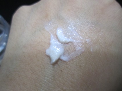 pluna-cream-on-hand
